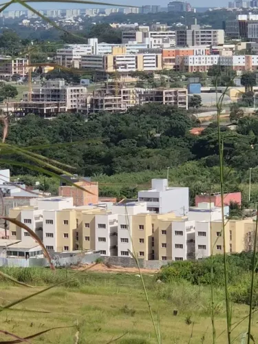ALUGA-SE APARTAMENTO NOVO - VARJÃO<br>