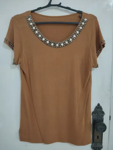 Blusa feminina caramelo com pedraria G