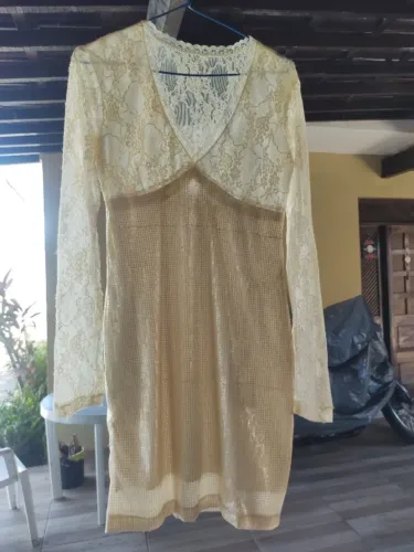 Vestido bege com renda