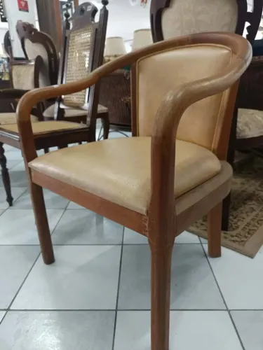 Elegante Poltrona Clássica em Madeira