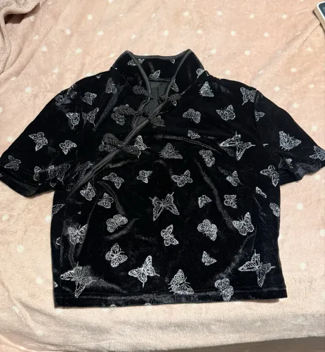 Cropped estilo chinês com estampa de borboletas