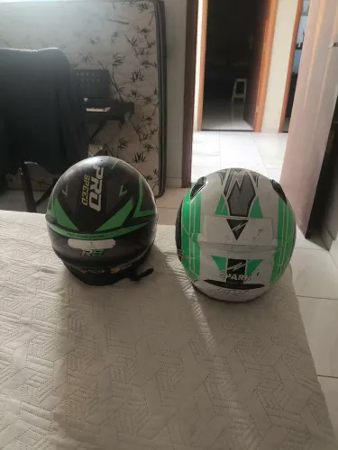 Vendo 2 Capacetes de moto usados