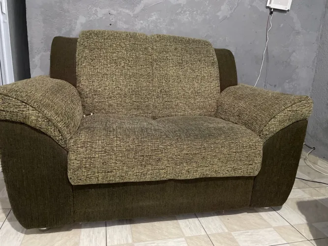 Jogo de sofá 2 e 3 lugares chenille verde-oliva, ótimo estado