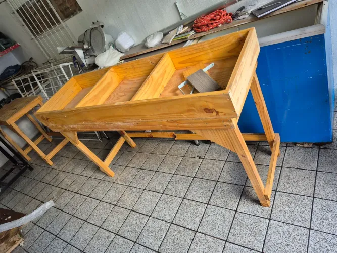 Expositor de fruta e verduras,em madeira.R$ 200,00 cada