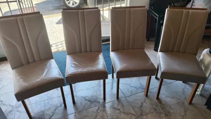 Mesa com 4cadeiras tampo vidro avista tem descontão 