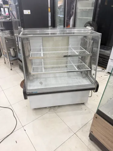 Vitrine refrigerada 1,00m 220vpara bolos e doces gelados