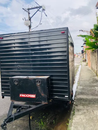 Alugo trailer com mesas e cadeiras 