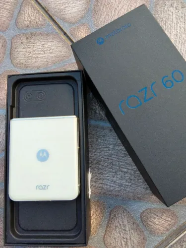 Moto RAZR 60 ( precisa trocar a tela)