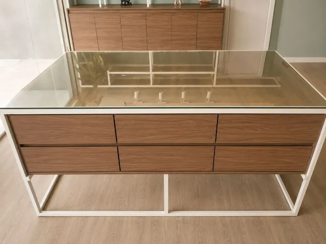 Mesa / Ilha Planejada Estilo Industrial com 12 Gavetas, MDF Premiun e Vidro Temperado