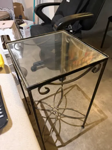Mesa de Apoio em Ferro Forjado com Tampo de Vidro