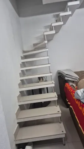 Vendo um escada pre moldada 15 degraus já com porcelanato, podendo tira-la