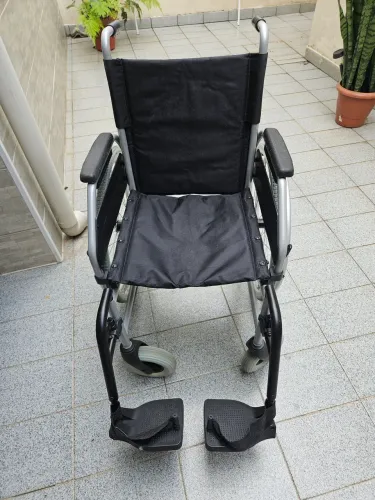 Cadeira de rodas dobrável em aluminio, suporta ate 115 kg, pouquíssimo uso