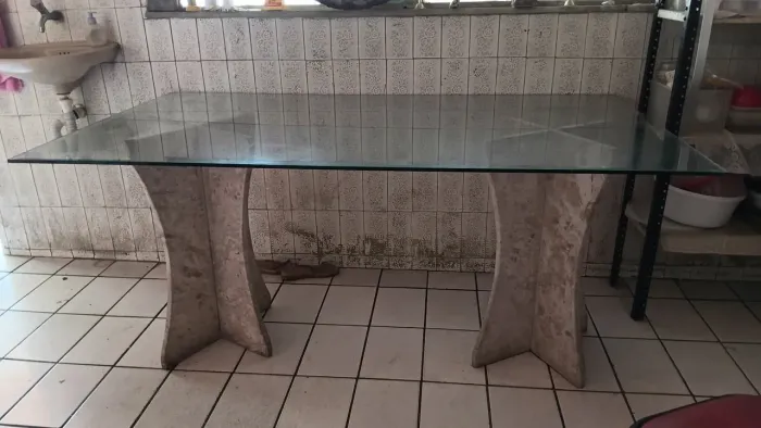 Mesa de vidro com pés de marmore