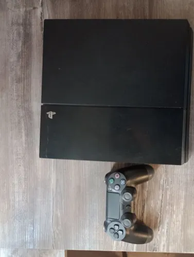 Vendo Playstation 4 - PS4 CUH-1115A, em excelente estado.