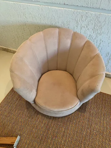 Poltrona pétala decorativa de veludo