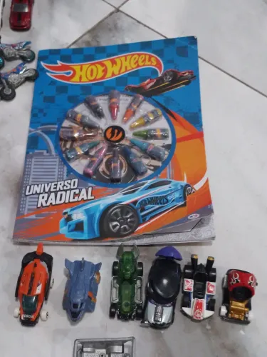 Carrinhos da Hot wheels + revista para colorir