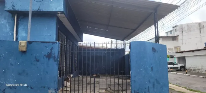 Casa de 4 quartos 2 banheiros com ponto comercial parcialmente lagiada