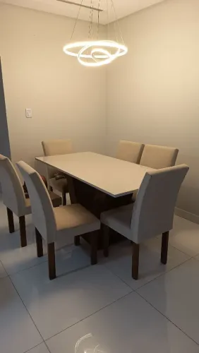 Cadeiras e mesa para sala de jantar