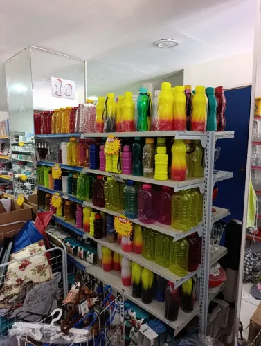 Prateleiras, balcão e tudo para loja
