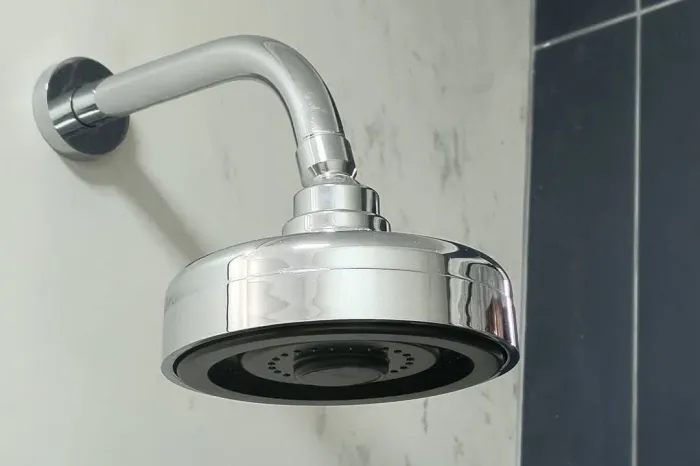 Ducha deca de parededa linha acima Plus com acabamento cromado usado.