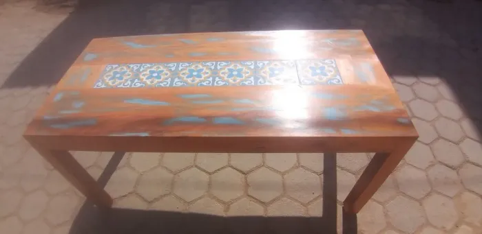 Mesa de peroba rosa com ladrilho hidráulico.