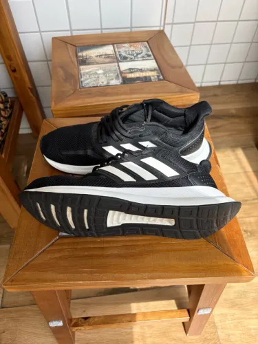 Vendo tênis Adidas usado em bom estado de conservação