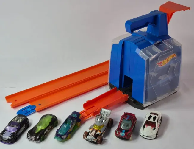 Kit Hot Wheels Maleta Lançadora 3 em 1 (Modelo GCF92) + 6 Carrinhos + Pistas Extras