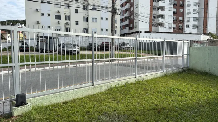 Vendo grades de alumínio para Muro