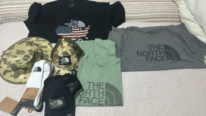 Conjunto boné, chapéu, meia e camisas The North Face