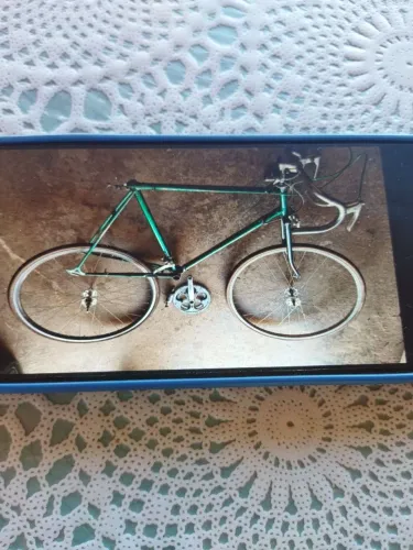 Bicicleta / Quadro de caloi 10, duas rodas completas, pé de vela