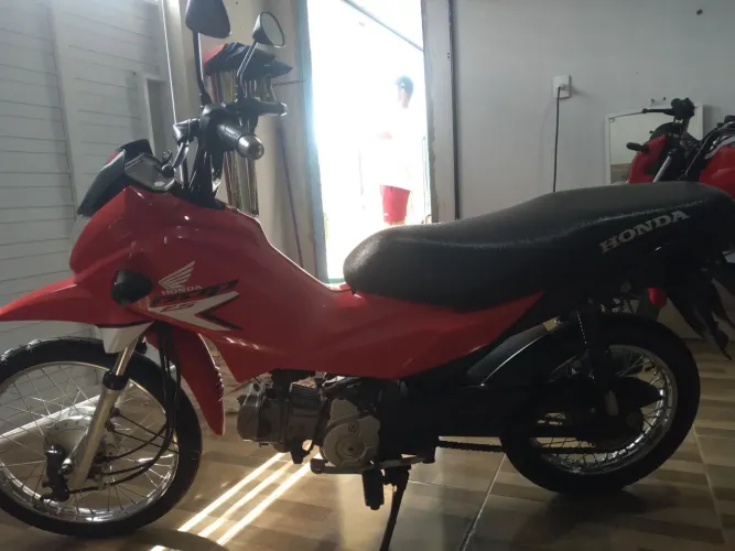 Moto muito nova,toda original!