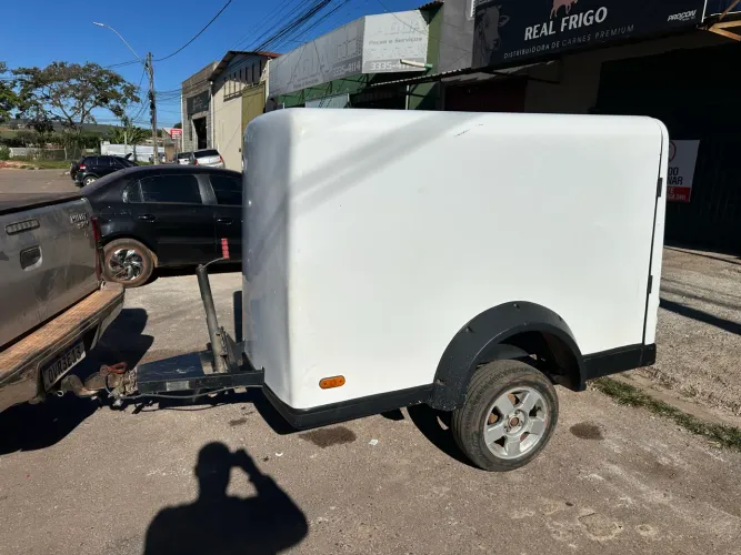 Excelente reboque baú em fibra 