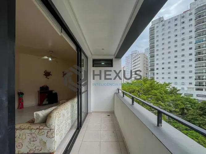 Apartamento com varanda a duas quadras da Praia das Pitangueiras, Guaruja