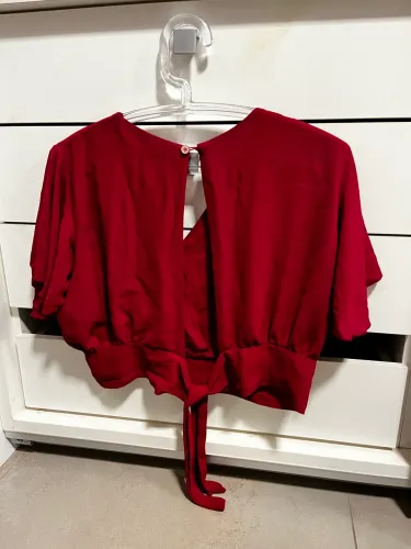 Cropped manga média vermelho com laço e botão nas costas