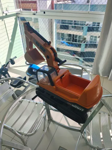 ESCAVADOR INFANTIL GIFINTI PRA VENDER HOJE. TÔ SEM ESPAÇO E SEM USO