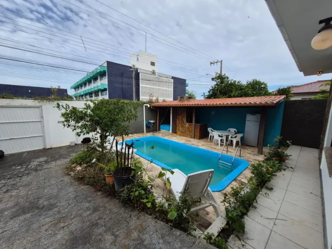 Casa Comercial com piscina e 3 vagas de garagem para Alugar em Florianópolis.