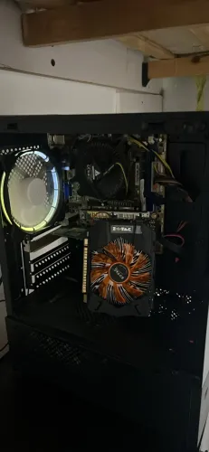 Gabinete aqui pra venda indo com a placa de vídeo sótão