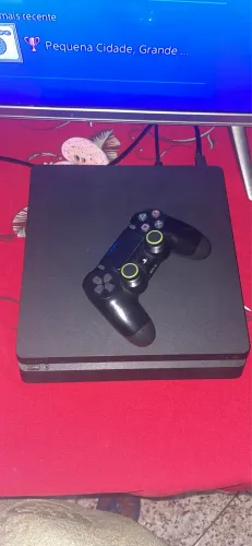 Vendo play 4 com 2 jogos