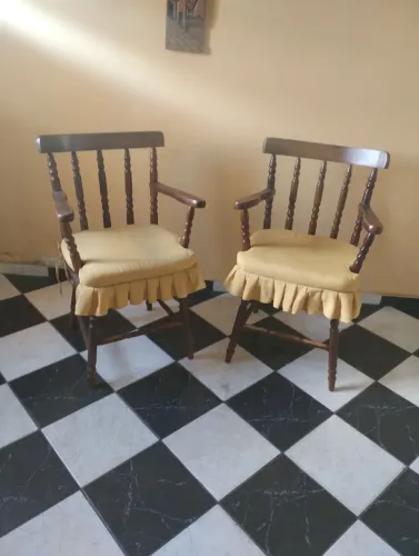 Cadeira em Madeira Maciça com estofado no assento. Antiguidades! 