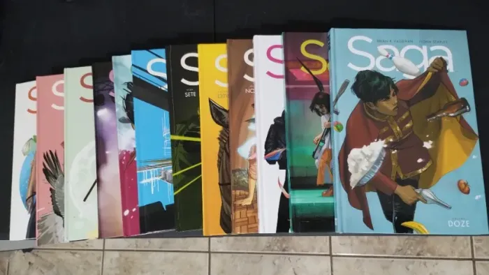 Saga HQ - Capa dura Devir - Vol 1 ao 12 Completo