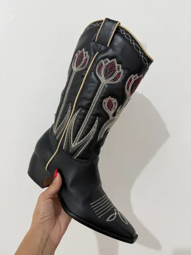 Bota Luiza Barcelos