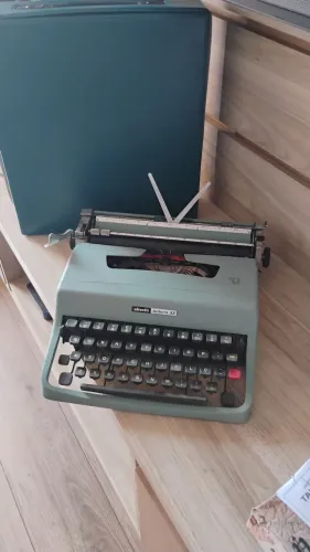 Máquina de escrever Olivetti lettera 32 funcionando italiana