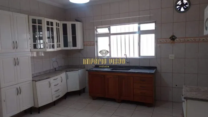 Casa à venda com 3 Dormitórios Churrasqueira e Quintal na Vila Amorim, Suzano-SP
