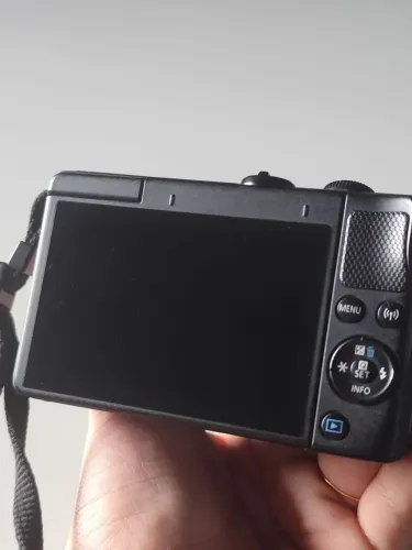Canon EOS M100 Mirrorless + Lente 15-45mm + 2 Baterias + Alça | Excelente Estado