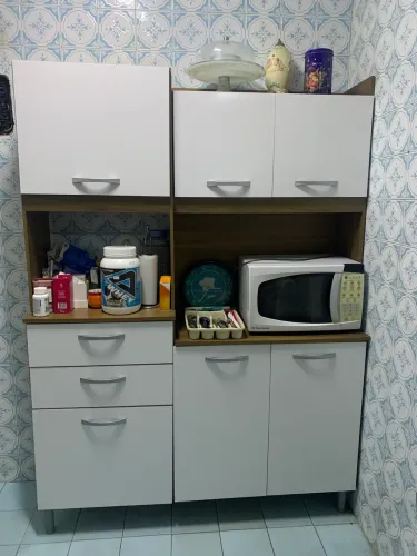 Armário branco  de cozinha  em ótimo estado
