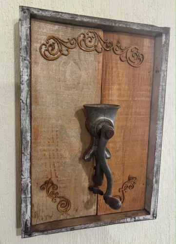 Quadro Decorativo Rústico Com Moedor De Café Antigo Parede