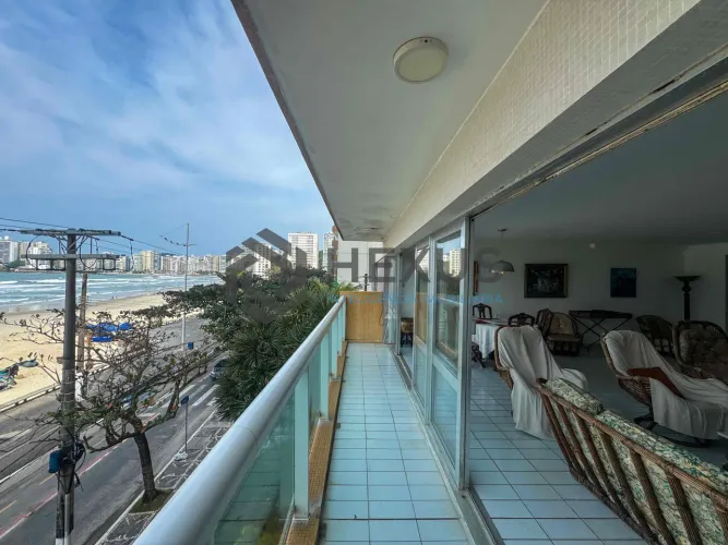 Apartamento frente mar com varanda vista mar na Praia das Pitangueiras, Guaruja