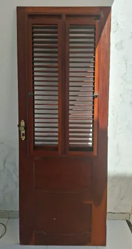 Vendo 4 portas de pau d'arco medindo 2,10 x0,80, invernizadas (imbuía) e cm trincos.