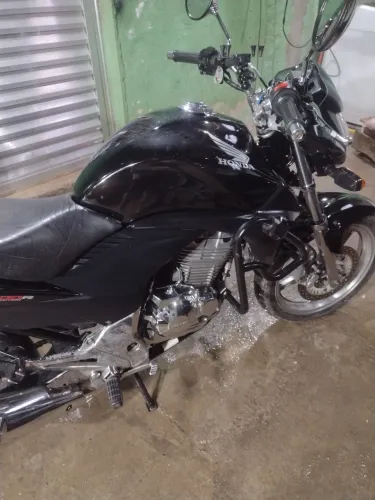 Vendo um CB 300R preta 