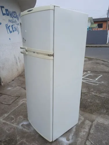 Geladeira duplex Brastemp 330 litros bem novinha.